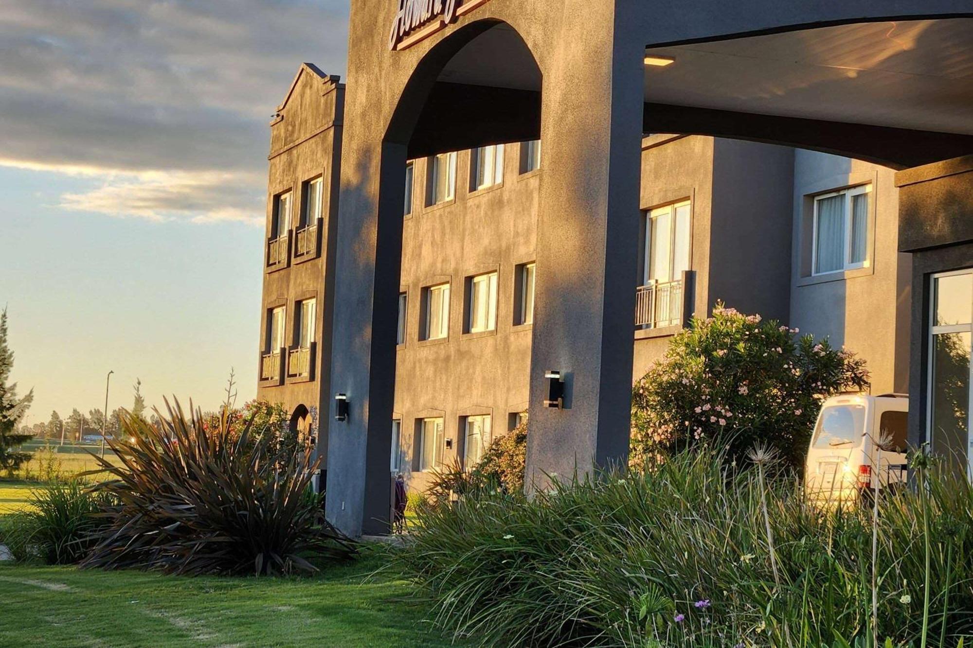 Howard Johnson Hotel & Resort Funes Exterior photo